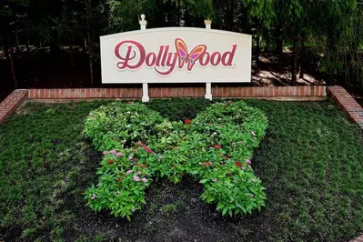 Dollywood sign in the summer