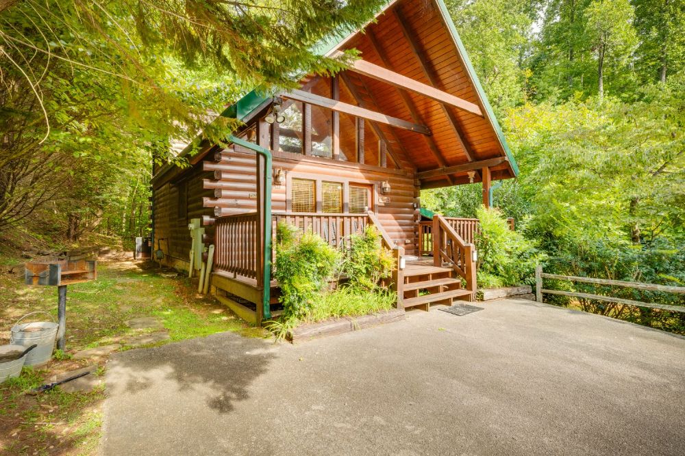 Gatlinburg Cabin - Hugs N Kisses - Featured