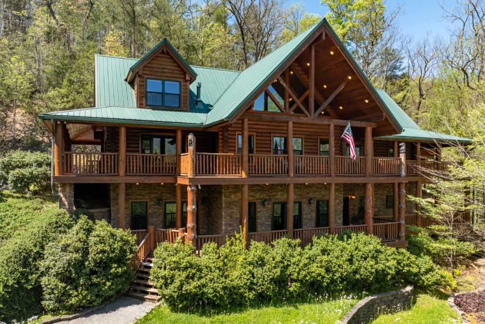 Gatlinburg Cabin - Mountain Paradise - Featured
