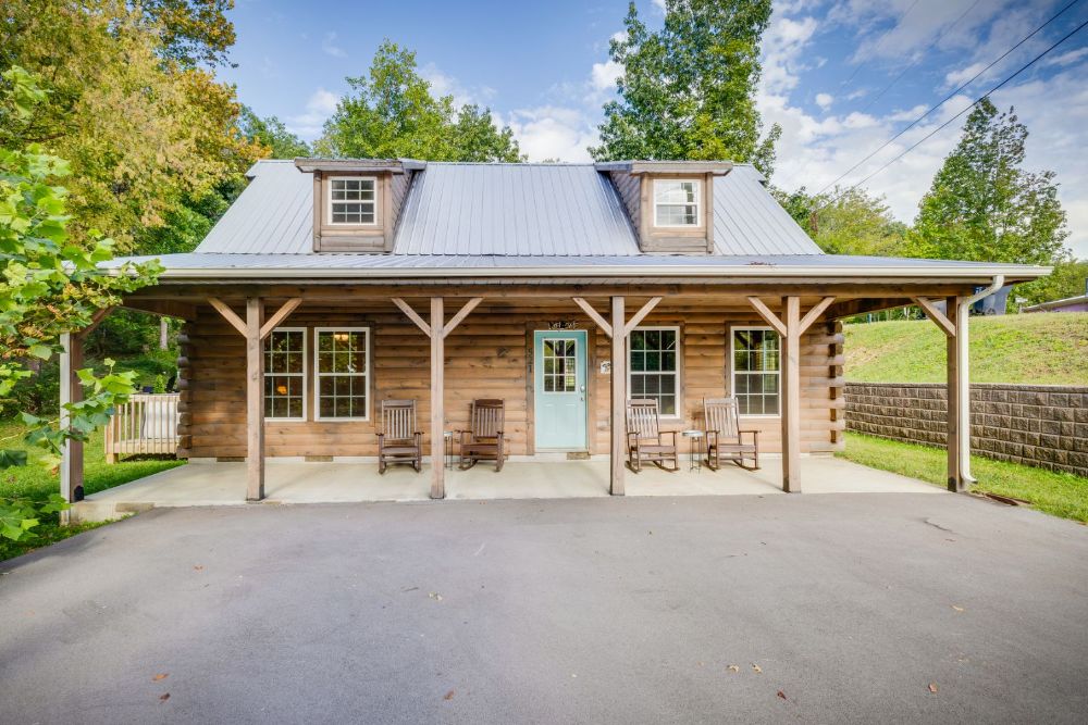 Pigeon Forge Cabin - Paws in the Air - Featured